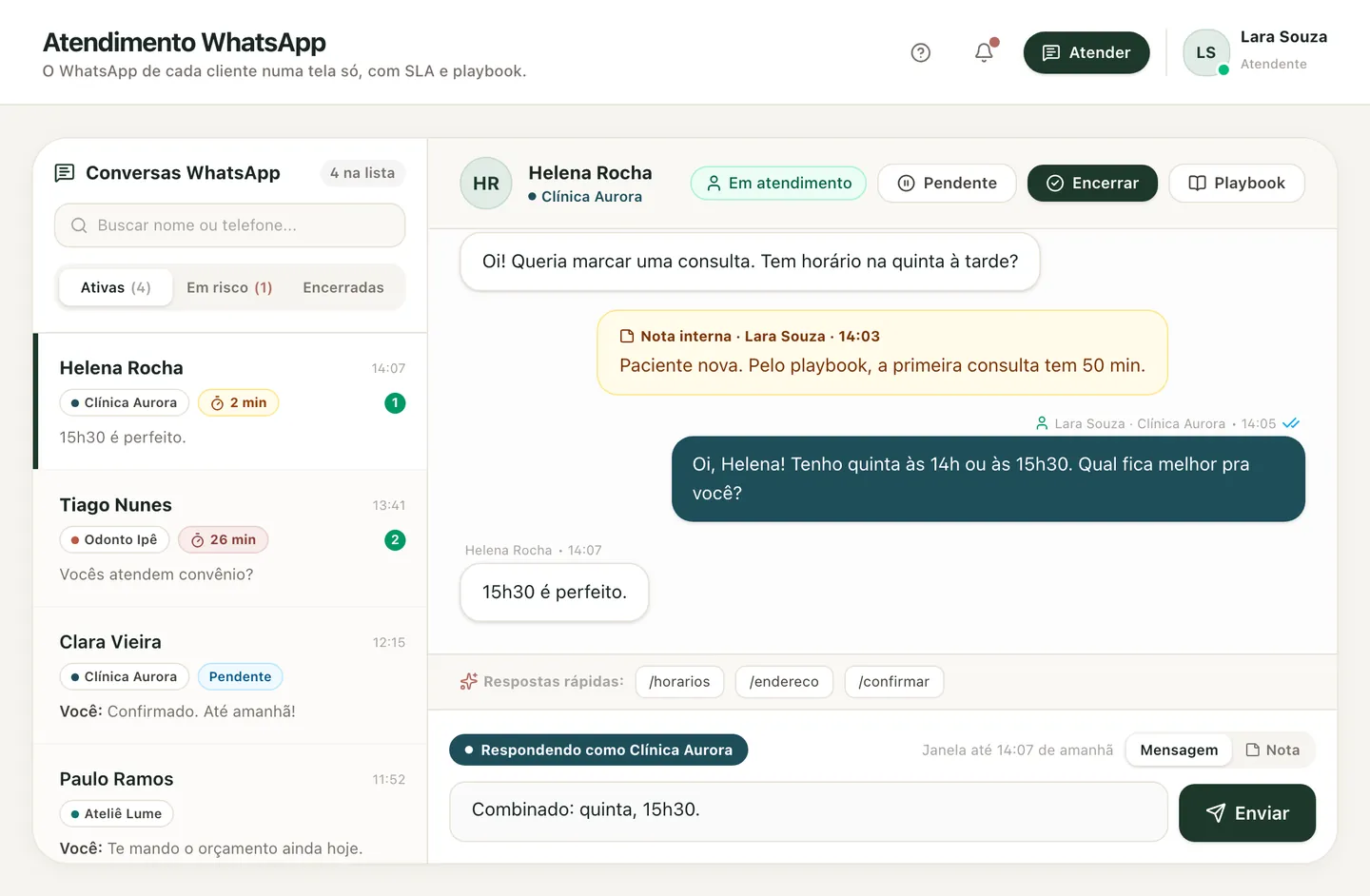 Tela de atendimento do Humanizar: à esquerda, a lista de conversas do WhatsApp com o nome do cliente e o tempo de espera de cada contato; à direita, a conversa aberta, com uma nota interna da equipe e a faixa Respondendo como Clínica Aurora. Dados de demonstração.