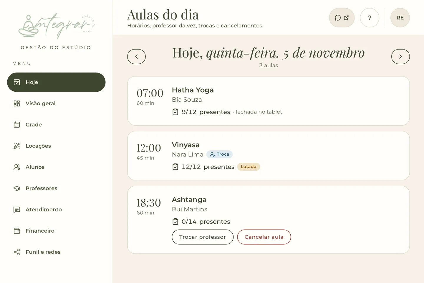 Tela Hoje do app de gestão do Integrar Yoga: menu do estúdio à esquerda e as aulas do dia em cartões, cada uma com horário, professor, presentes marcados no tablet e os botões para trocar o professor ou cancelar a aula. Dados de demonstração.